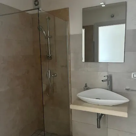 Le Tre Rose Di Roberta 住宿加早餐酒店 马蒂诺